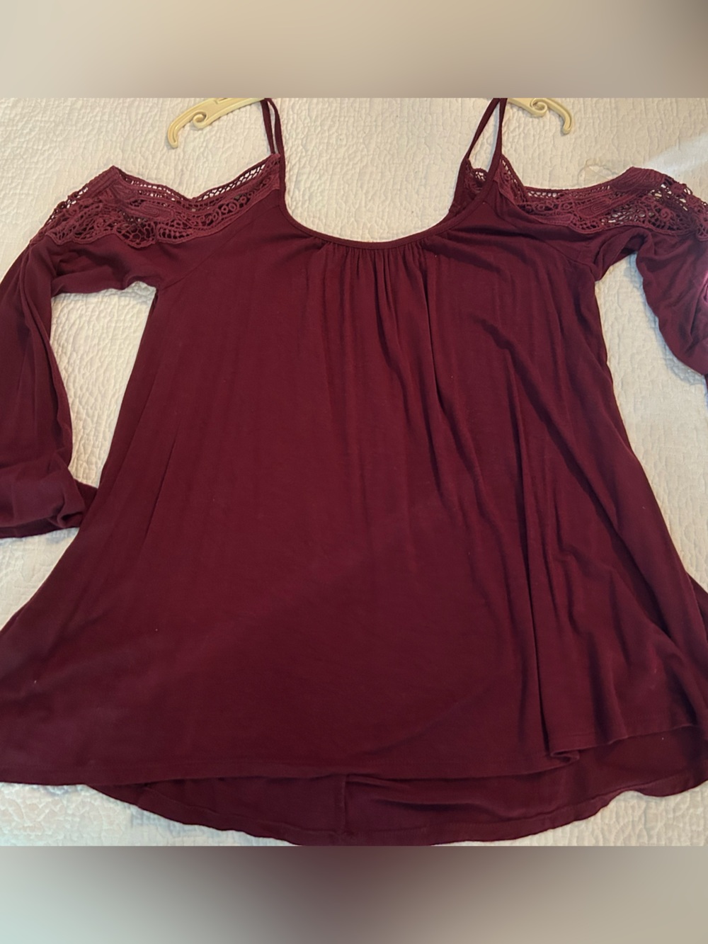 Cold-Shoulder Lace Trim Women's Top in Burgundy. Size Small BUT runs large!